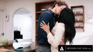 MODERN-DAY SINS - Horny Cali Caliente Has SNEAKY DOUBLE CREAMPIE With Husband & Stepbrother-In-Law!