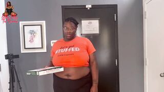Ebony BBW Delivers Pizza And Gets A Tip