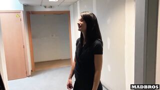 A pretty French girl cheats on her husband to secretly fuck his construction site colleagues!!!